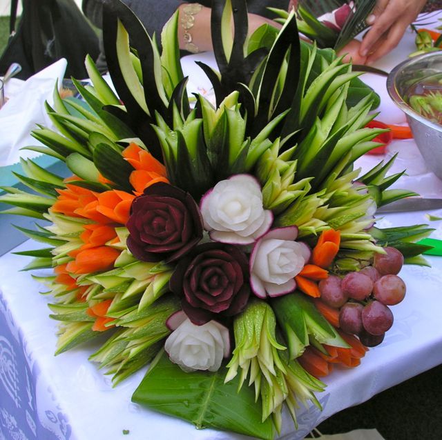b3a5b574d8add3330d99d8e34a9dc63c--edible-bouquets-veggie-platters.jpg