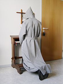 220px-Trappist_praying_2007-08-20_dti.jpg