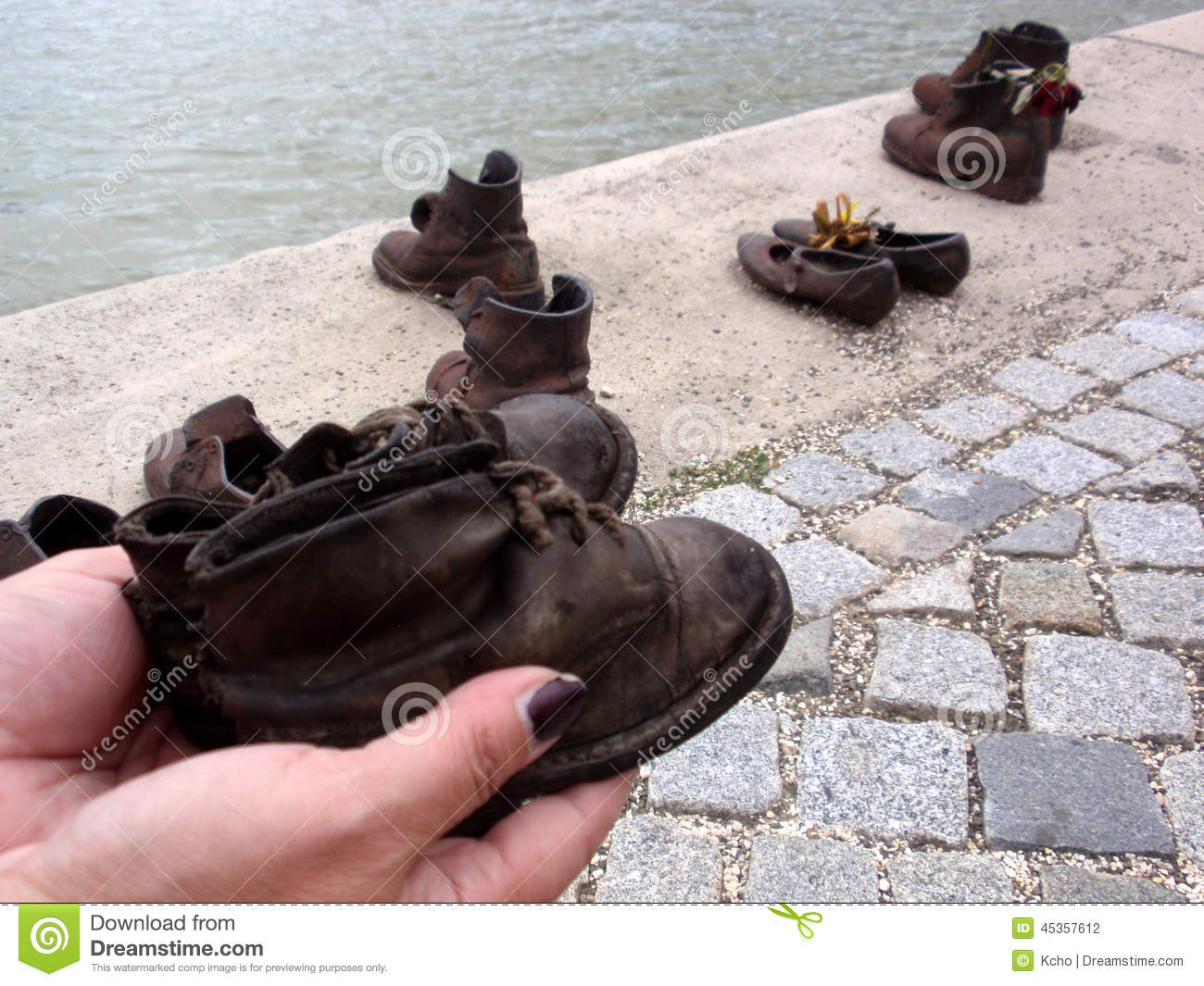 chaussures-sur-le-danube-45357612.jpg