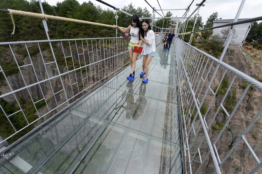 worlds-longest-glass-bridge-shiniuzhai-geopark-china-8.jpg
