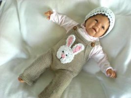 knitting-pattern-baby-pants-in-3-sizes-with-crochet-rabitt-applique-600x450.jpg