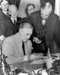 Franklin_Roosevelt_signing_declaration_of_war_against_Germany.jpg