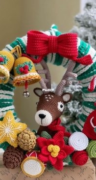 Rnata christmas wreath with reindeer.jpg