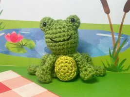 friendly frog amigurumi-min.jpg