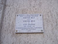 Római Katolikus templom falán Bartók emléktábla.JPG