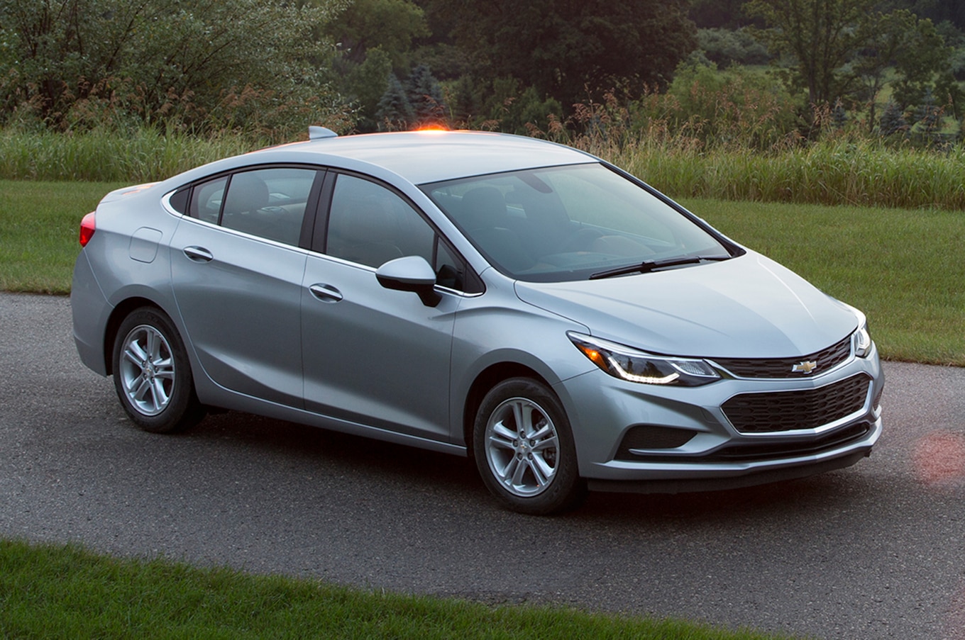2018-Chevrolet-Cruze-Diesel-front-three-quarter-02.jpg
