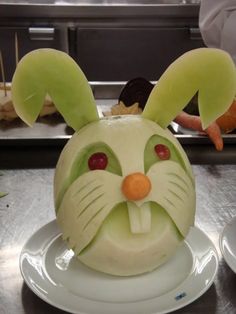 8889682c8aa646e824dddbd08ee3a97d--food-carving-fruit-carving.jpg