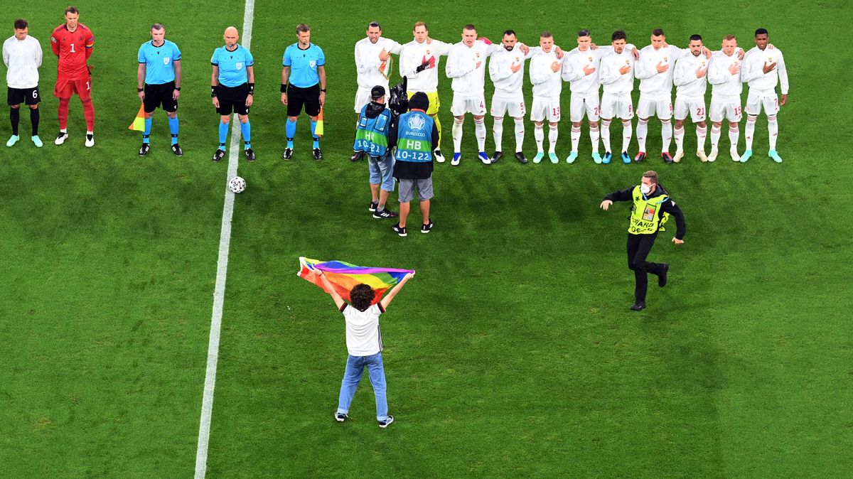 Bei Ungarn-Hymne: Mann stürmt mit Regenbogenfahne auf Spielfeld | BR24