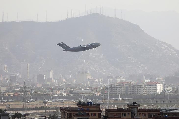 Egy katonai gép száll fel a kabuli Hamid Karzai Nemzetközi Repülőtérről 2021. augusztus 23-án. (EPA)