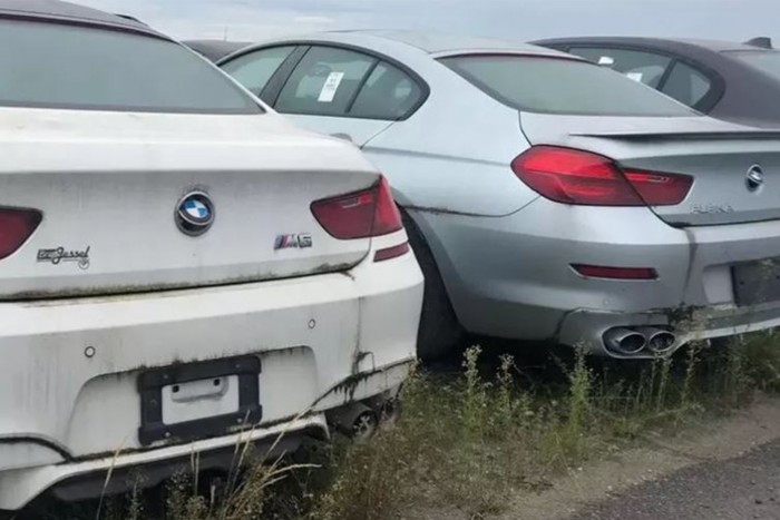 Több ezer, sosem használt BMW rozsdásodik egy kanadai telepen, már 6 éve